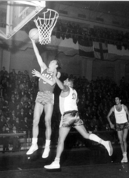 Iellini va a canestro in Simmenthal - Maccabi nella stagione 1965/66